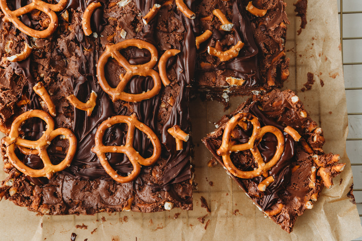 No-bake nutella pretzels bars on cooling rack.
